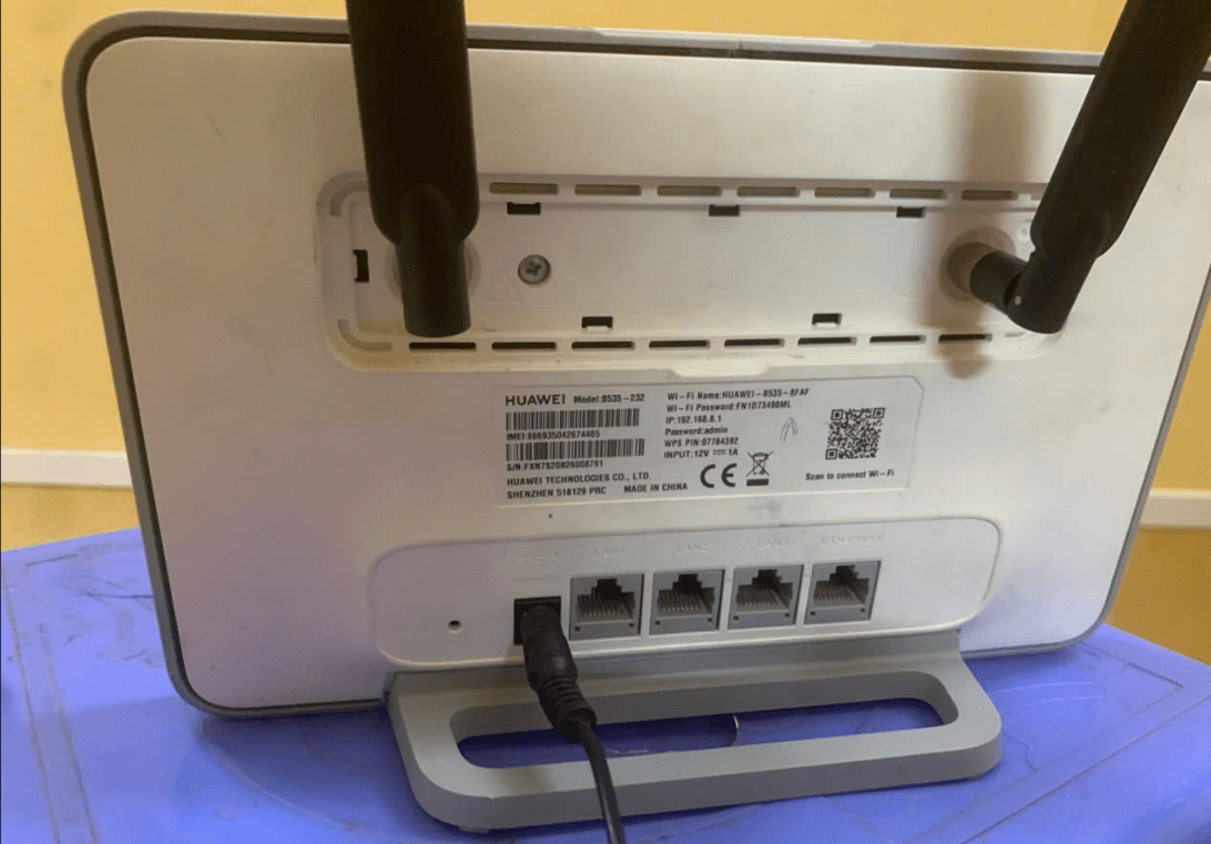 Mặt sau của bộ phát wifi từ sim Huawei b535, có 4 cổng LAN, 2 ăng ten và khe cắm sim ở dưới