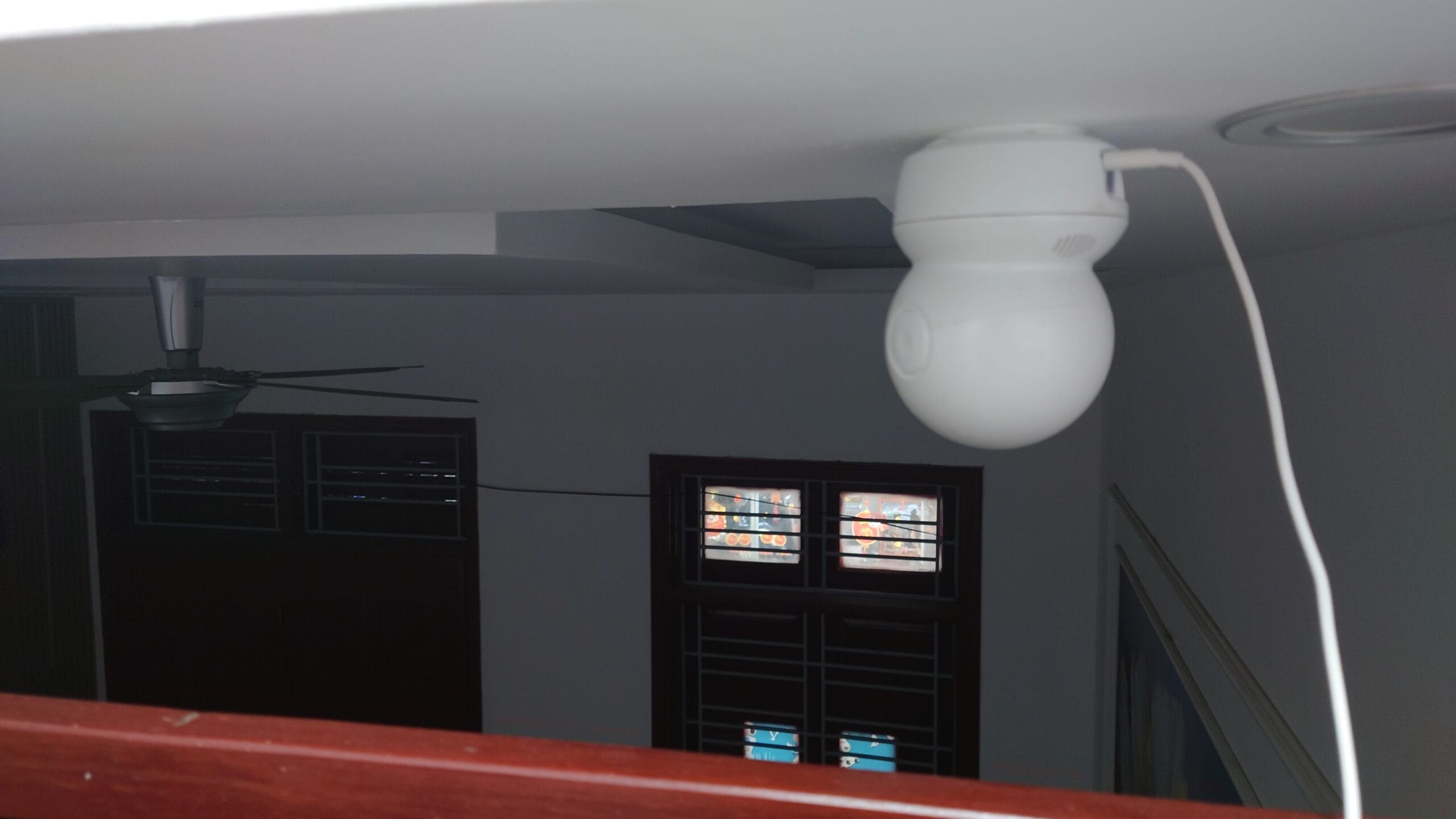 Camera quan sát toàn bộ 360 khu vực quanh nhà, tự động bật đèn khi có chuyển động